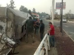 Dos grúas fueron necesarias para retirar el remolque del camión pesado. ESPECIAL /