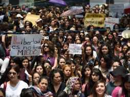 Las inconformes caminaron desde la facultad de Ciencias Políticas de la UNAM haciendo una una parada en la escena del crimen. AFP / A. Estrella