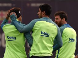 Los compañeros de Neymar no duraron en burlarse de su nuevo peinado. AFP / L. Gene