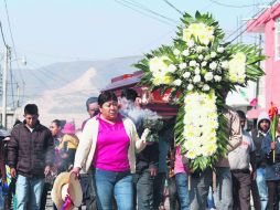 Funeral. Entre una tensa calma, habitantes de Palmarito participaron ayer en el funeral de las personas fallecidas el miércoles. EFE /