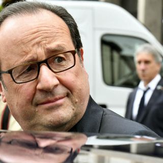Hollande 'felicita afectuosamente' a Macron por su elección