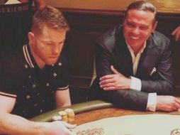 Sentados en la misma mesa, el boxeador luce más serio mientras observa las cartas y Luis Miguel sonríe. INSTAGRAM / mssauceda