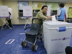 Mientras los coreanos votan, Park espera, detenida en prisión, el juicio por las acusaciones de corrupción y abuso de poder. AP / A. Young-joon