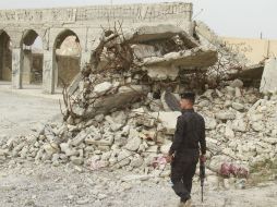 Un soldado iraquí junto a las ruinas de la mezquita de Al Nabi Yunes, destruida por el Estado Islámico tras su irrupción en Mosul. EFE / Y. Yunes