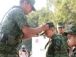 El soldado Figueroa recibe su placa de identificación. Él y otros seis menores también pudieron visitar el Colegio del Aire. EL INFORMADOR / M. Vargas