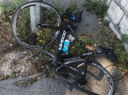 El corredor del equipo Sky colgó su mensaje en Twitter junto a una foto de su bicicleta tras el incidente. TWITTER / @chrisfroome