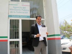 Alfredo Martín Ochoa, director de Medio Ambiente de Zapopan, al entregar la denuncia por el incendio. ESPECIAL /