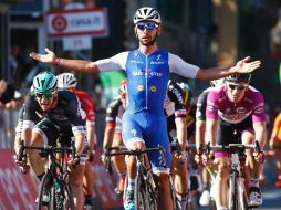 El colombiano del equipo Quick-Step celebra el final de la etapa donde se consumó como ganador. AFP / L. Benies