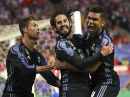 Isco (C) celebra con Cristiano Ronaldo (I) y Casemiro (D) el único tanto merengue. EFE / J. Martin