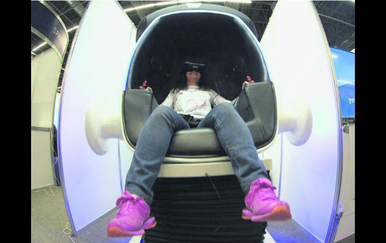 La realidad virtual es una de las áreas que más disfrutan los asistentes. ESPECIAL /