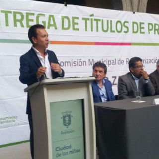 Otorgan títulos de propiedad a 37 familias en Zapopan