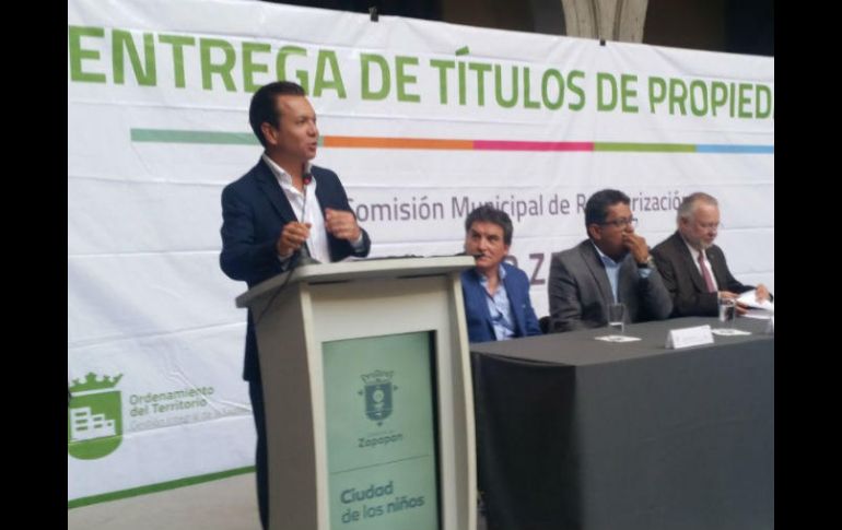 'La entrega del título significa tener una propiedad que hay que cuidar, pero también un respaldo para las familias', dijo Pablo Lemus. TWITTER / @ZapopanGob