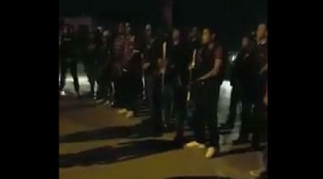 En las imágenes se puede ver a un grupo de supuestos sicarios, armados y con cascos, que reciben instrucciones para rezar. FACEBOOK / REYNOSA CODIGO ROJO