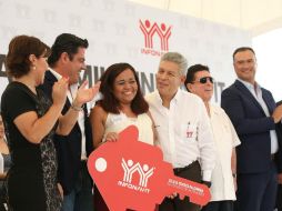 David Penchyna (c), titular de Infonavit, firma convenio con alcaldes de la ZMG, en presencia del gobernador (i). TWITTER / @AristotelesSD