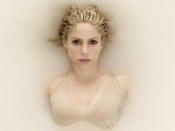 La portada del disco es sombría: el rostro serio de Shakira asoma desde un fondo crema. TWITTER / @shakira
