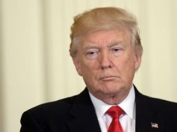 Trump aseguró en una entrevista que está considerando eliminar la rueda de prensa diaria que ofrece Spicer. AP / S. Walsh