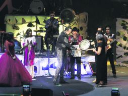 El cantante se hizo acreedor a un presente de manos del futbolista Rafa Márquez y María Luisa Meléndrez, directora del recinto. EL INFORMADOR / A. Camacho