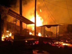 Los locales estaban construidos con madera y láminas, utilizados para la venta de abarrotes, frutas y verduras, principalmente. TWITTER / @PC_Guerrero