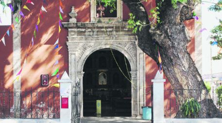 Su atrio delimitado por columnas cuadradas con almenas piramidales y entre ellas rejas de fierro, formando volutas. EL INFORMADOR / V. García