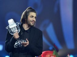 El joven, que espera un trasplante debido a una insuficiencia cardíaca, cantó Amar Pelos Dois. AFP / S. Supinsky