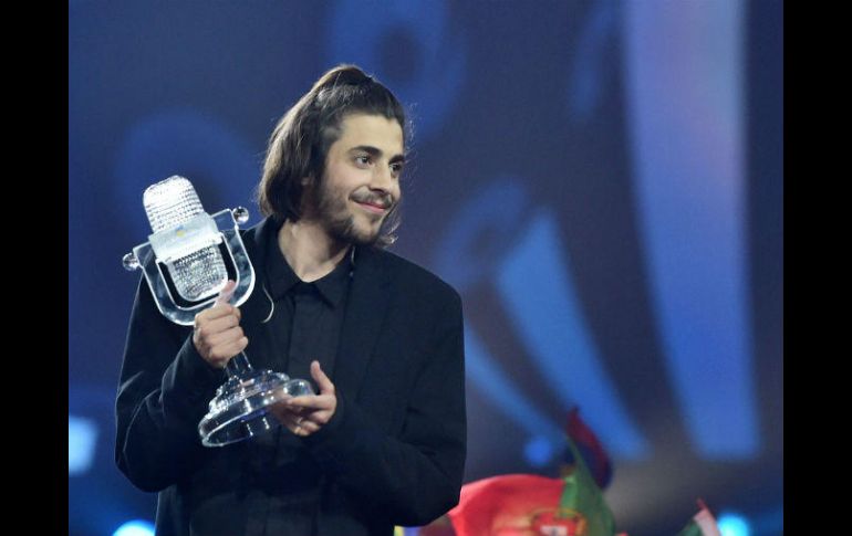 El joven, que espera un trasplante debido a una insuficiencia cardíaca, cantó Amar Pelos Dois. AFP / S. Supinsky