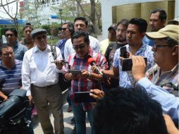 Los comunicadores rechazaron la detención de sus compañeros y el despojo de sus equipos de trabajo. EFE /