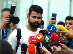 El futbolista llegó a la capital española a las 08:10 horas, tiempo de México.