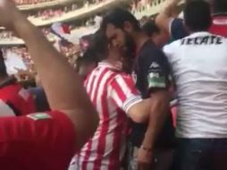 El rojinegro cae en llanto tras ver perder a su equipo 1-0 a favor del Guadalajara. TWITTER / @masterchips