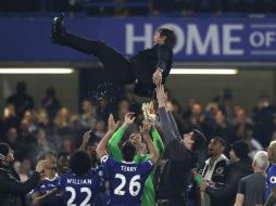 Con el triunfo en el bolsillo, los Blues dieron por fin la vuelta de honor de los campeones en su estadio. AP / M. Dunham