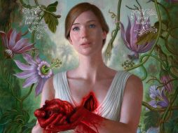 En el póster aparece Lawrence rodeada de flores y hierbas mientras sostiene su corazón con las manos. TWITTER / @DarrenAronofsky