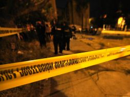 Policías y peritos trabajan en una escena del crimen. EL INFORMADOR / Archivo