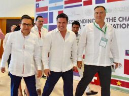 Al evento asiste Ildefonso Guajardo Villareal (izq), secretario de Economía. TWITTER / @AristotelesSD