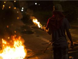 Oposito prepara una bomba Molotov durante una manifestación en Barquisimeto. EFE / P. Giorgio