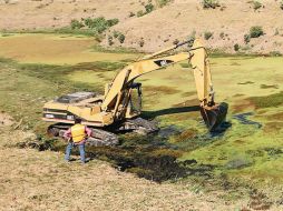 Lodo y basura, las principales materias removidas para evitar inundaciones en canales. FACEBOOK / EnriqueAlfaroR
