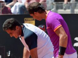 Nadal se acerca a Almagro y le acompaña al banquillo para que reciba asistencia médica. AFP / T. Fabi