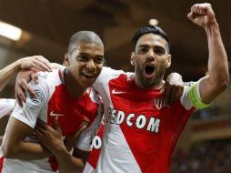 Kylian Mbappe (D) y Radamel Falcao (I) celebran la victoria del club del principado. EFE / S. Nogier