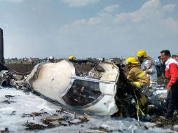 La nave que partía rumbo a la ciudad de Durango cayó en un terreno abierto, cerca del aeropuerto. EFE /