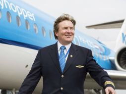 Se pone a los mandos del avión de pasajeros Fokker 70 dos veces al mes desde hace más de dos décadas. AFP / N. Libbert