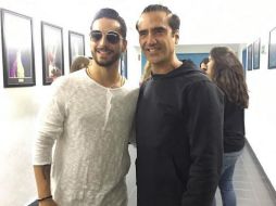 La imagen del Potrillo y Maluma parece haber sido tomada en una exposición. INSTAGRAM / alexoficial