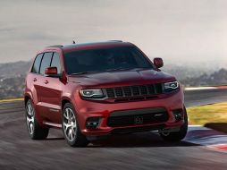 La cara de esta SRT es agresiva, intimidante, dejando ver que poder no le falta. ESPECIAL / Jeep