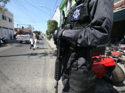 Un policía municipal de Guadalajara, durante un operativo en la ciudad. EL INFORMADOR / ARCHIVO