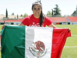 Robles Salas celebra con la bandera mexicana. TWITTER / @AtletiFemenino
