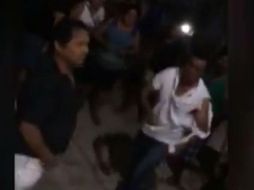 Luego de negarse a hablar con las personas inconformes, el alcalde de Celestún se encontró con una reacción violenta. YOUTUBE / Diario de Yucatán Megamedia