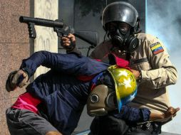 Manifestantes y la policía venezolana se enfrentaron hoy en una serie de protestas que se ha extendido por siete semanas. EFE / C. Hernández