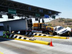 El conductor del tráiler se da a la fuga luego del percance, según informes de la UEPCBJ. ESPECIAL / UEPCBJ