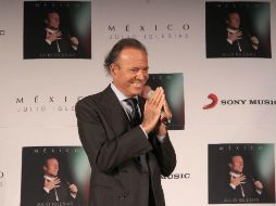 Julio Iglesias. Con 50 años de trayectoria artística, el cantautor tiene una serie de vivencias por compartir. EFE / ARCHIVO
