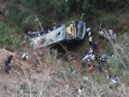 El camión se precipitó a un barranco de más de 200 metros. EFE /