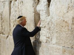 Donald Trump, se convirtió en el primer mandatario de su país en funciones que visita el Muro de los Lamentos. EFE / R. Zvulun