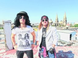 Homenaje. Julio y Frank son los músicos que recrean a la banda Guns N' Roses. EL INFORMADOR / E. Barrera