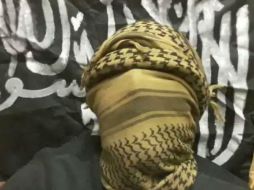 En el video, de sólo 16 segundos, el hombre encapuchado, con la bandera negra del EI tras él, se expresa en inglés. ESPECIAL /